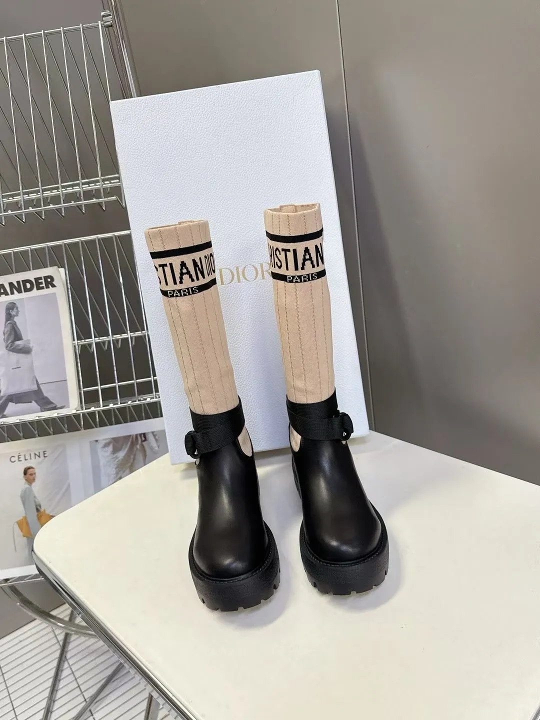 👟👟Ex-factory price 560👟👟Dior color matching new boots for autumn and winter, the latest flying woven letter logo for autumn and winter, round-toe high-top knight boots for women, the same style for celebrity Narna Qian and the same style for Yi Mengling. Material: First-layer cowhide spliced ​​with fly-knit fabric, sheepskin lining for feet, original molded TPU outsole Size: 35-40 yards